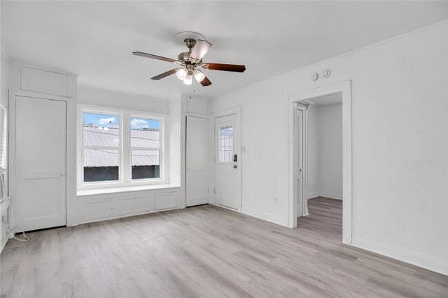 property at 1133 W Clay St