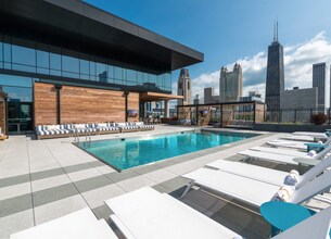 33 W Delaware Pl, Unit 14k in Chicago, IL - Foto de edificio - Building Photo