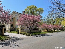 29 Broad St in Guilford, CT - Building Photo