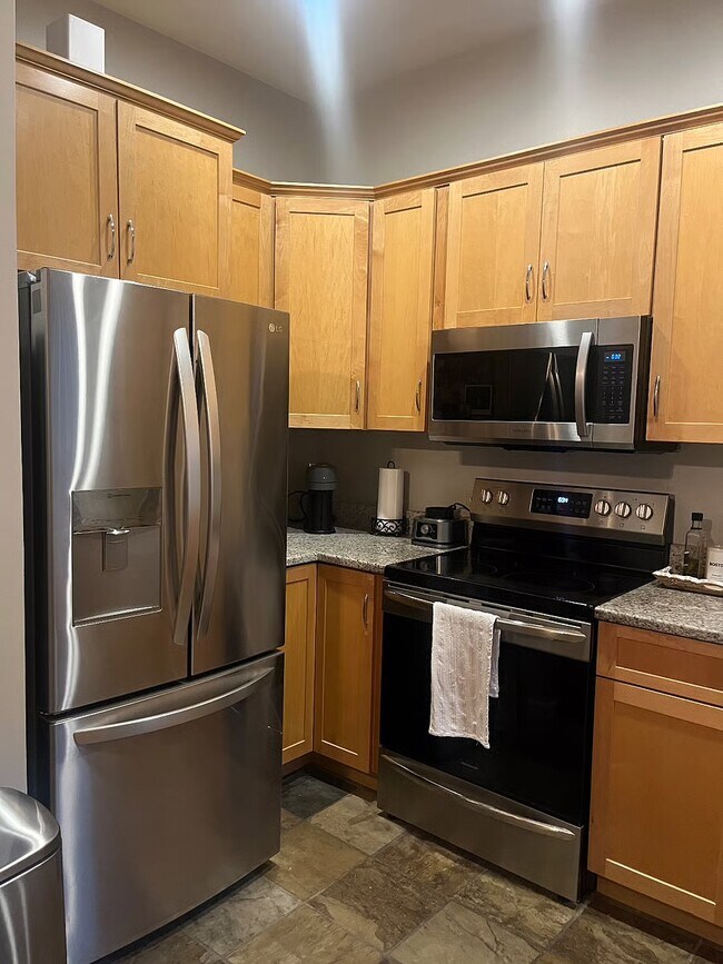 142 High St, Unit 2 in Boston, MA - Building Photo - Building Photo