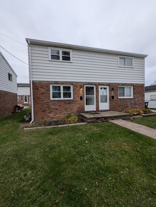 1363 Wertz Ave SW in Canton, OH - Building Photo