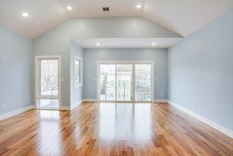 251 Manhattan Ave in Jersey City, NJ - Building Photo - Building Photo