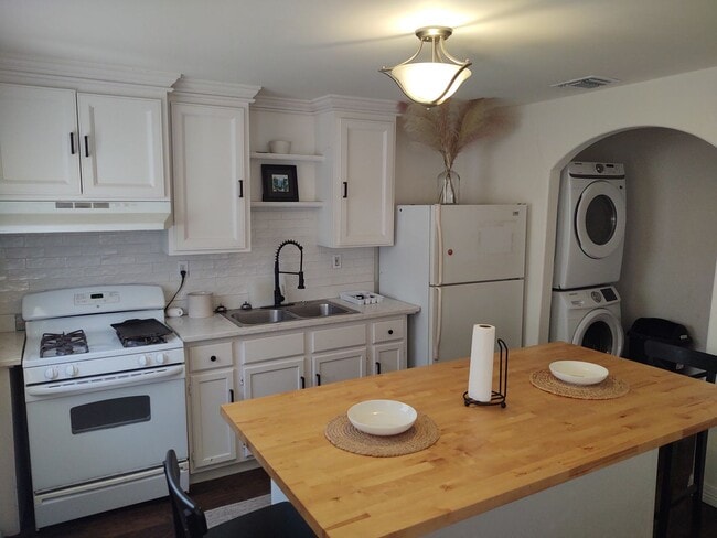 235 N Hidalgo Ave in New Braunfels, TX - Building Photo - Building Photo