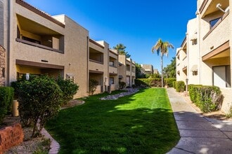 2228 N 52nd St, Unit 113 in Phoenix, AZ - Building Photo - Building Photo