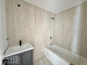 725 W Waveland Ave, Unit 6182e in Chicago, IL - Building Photo - Building Photo