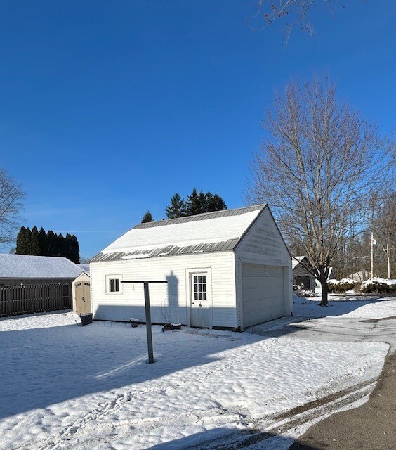 1001 Sunset Ave in Grove City, PA - Building Photo - Building Photo