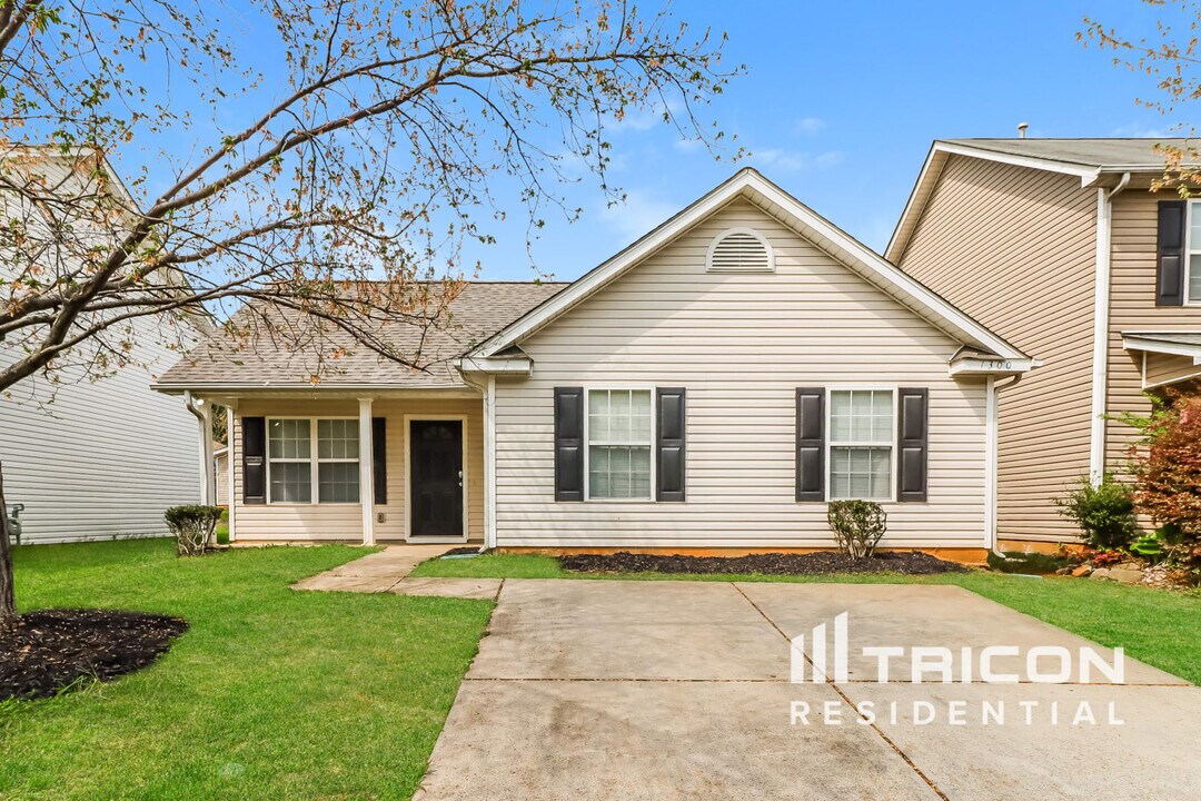1300 Crandon Dr in Charlotte, NC - Building Photo