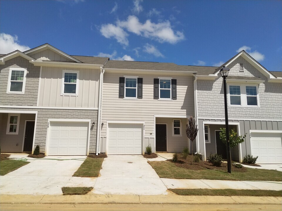 306 Penn Sta Wy in Euharlee, GA - Building Photo