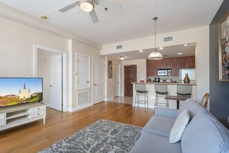 925 Common St in New Orleans, LA - Foto de edificio - Building Photo