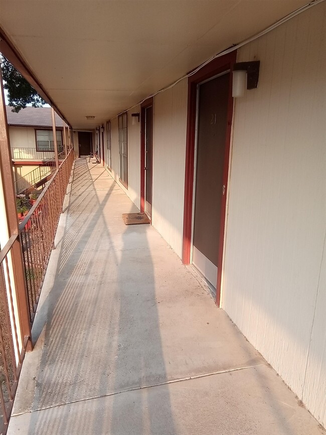 102 Edwards Apt 21 St in Del Rio, TX - Foto de edificio - Building Photo