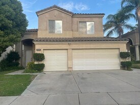 1045 La Marillo Cir in Corona, CA - Building Photo