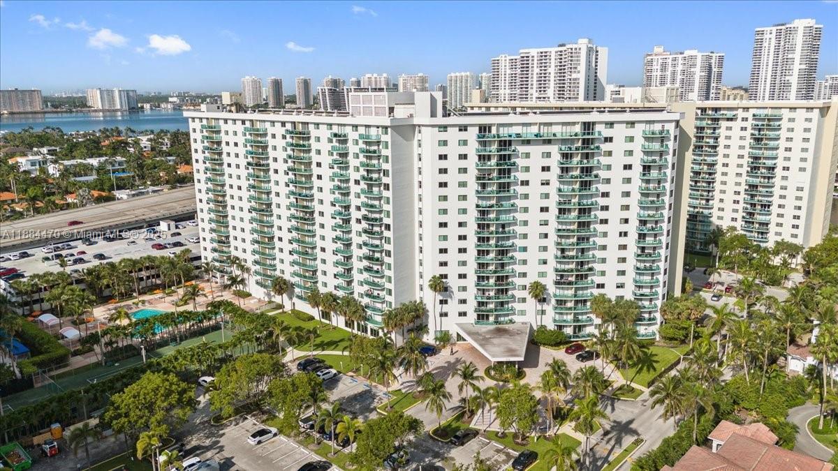 19380 Collins Ave in Sunny Isles Beach, FL - Foto de edificio