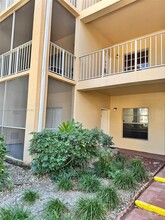 15290 SW 106th Ln, Unit 301 in Miami, FL - Foto de edificio - Building Photo