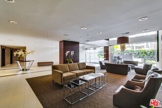 7250 Franklin Ave in Los Angeles, CA - Foto de edificio - Building Photo
