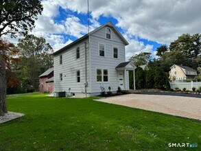 429 Round Hill Rd in Fairfield, CT - Building Photo - Building Photo