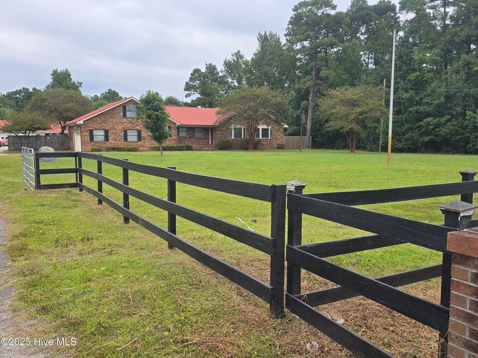 5919 Sidbury Rd in Castle Hayne, NC - Building Photo