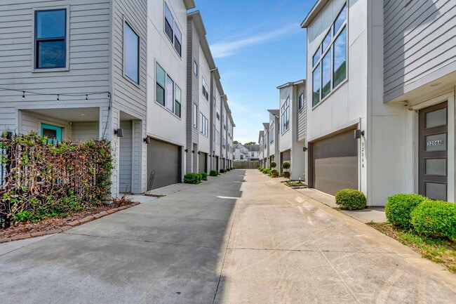 3210 N MacGregor Way in Houston, TX - Building Photo - Building Photo