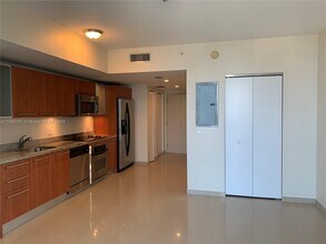 185 SW 7th St, Unit 1606 in Miami, FL - Building Photo - Building Photo
