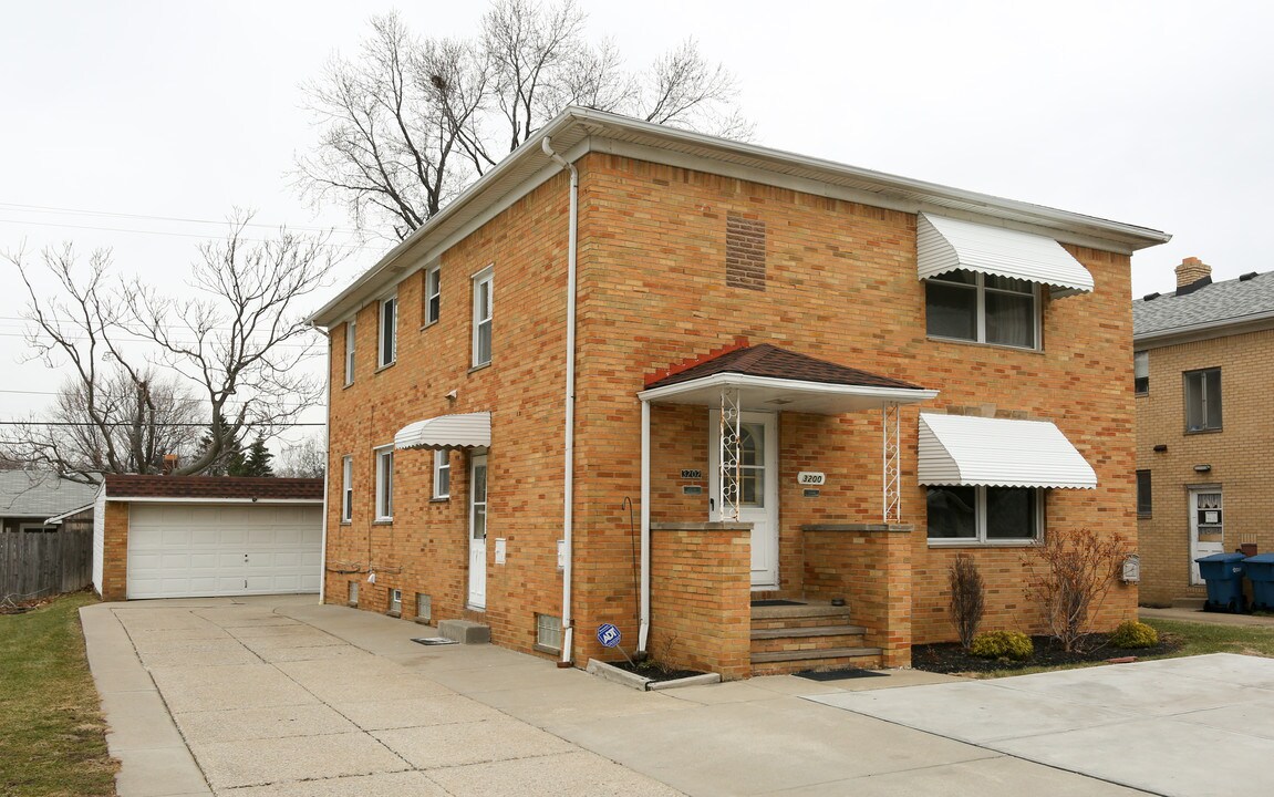 3200 Snow Rd in Parma, OH - Building Photo