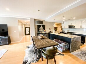 323 Boylston St, Unit 201 in Brookline, MA - Foto de edificio - Building Photo