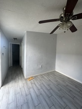 258 E 12th St, Unit FRONT RT in Hialeah, FL - Building Photo - Building Photo