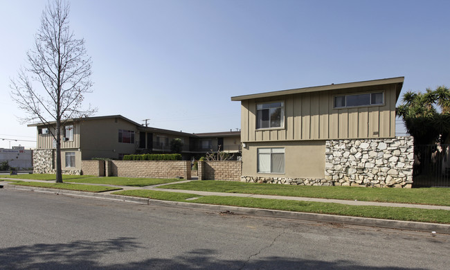 301-323 N Bedford St in La Habra, CA - Foto de edificio - Building Photo