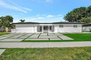 430 Tamarind Dr in Hallandale Beach, FL - Building Photo