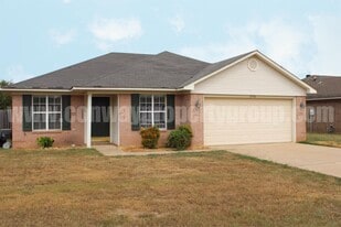 1750 Longfellow Dr in Conway, AR - Building Photo