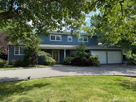 43 Jonathan Dr in Edison, NJ - Building Photo