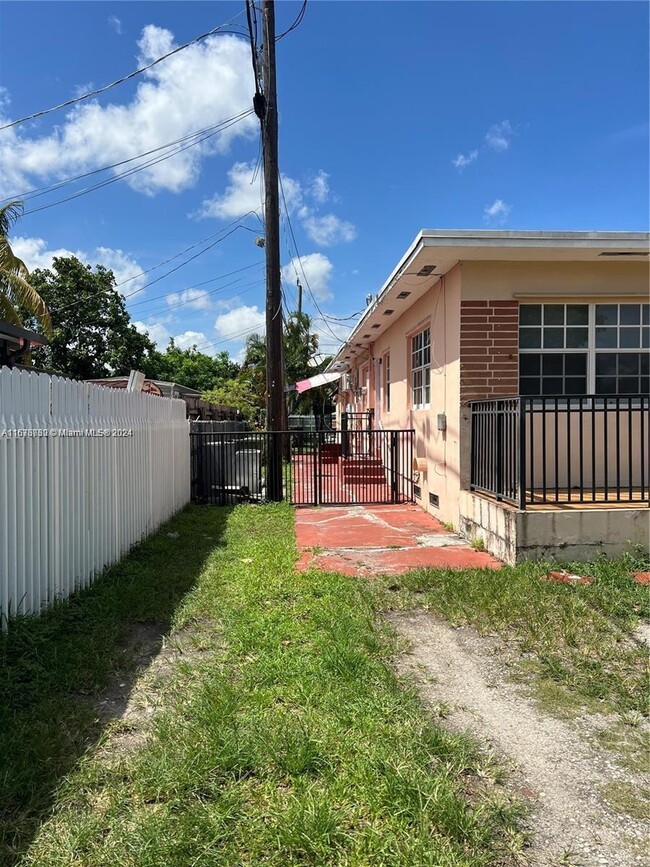 275 W 16th St in Hialeah, FL - Building Photo - Building Photo