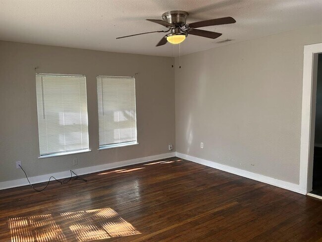 704 15th Ave N-Unit -1 in Texas City, TX - Building Photo - Building Photo