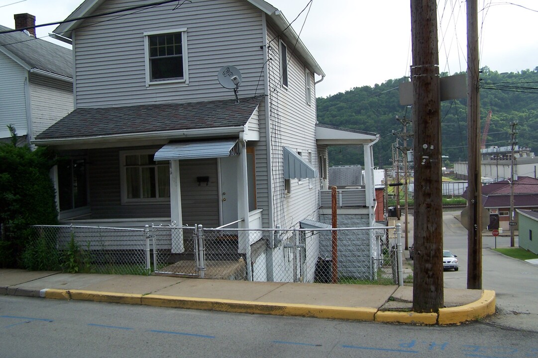 1100 Lincoln Ave in Charleroi, PA - Building Photo