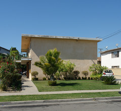 13751 Locust St in Westminster, CA - Foto de edificio - Building Photo