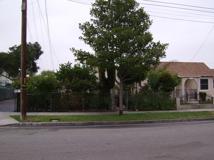 216 N Dalton Ave in Azusa, CA - Foto de edificio