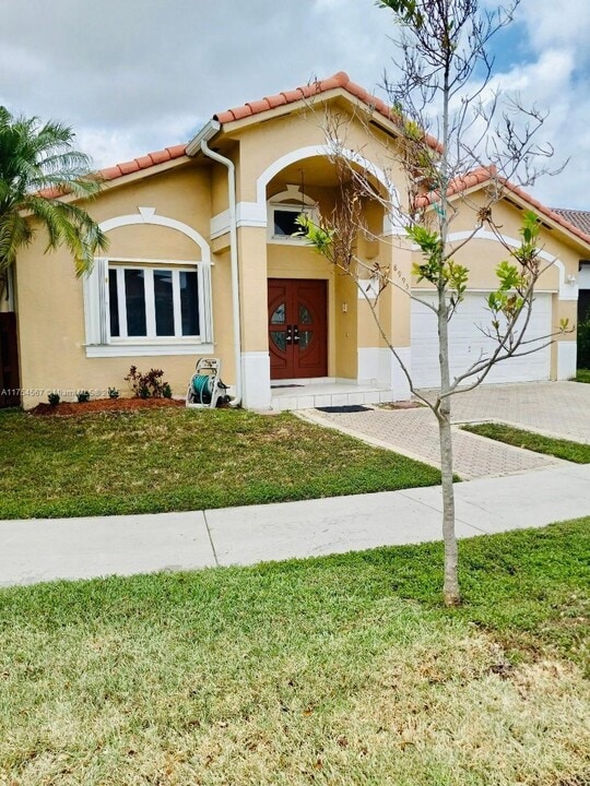 8995 NW 148th St in Hialeah, FL - Building Photo