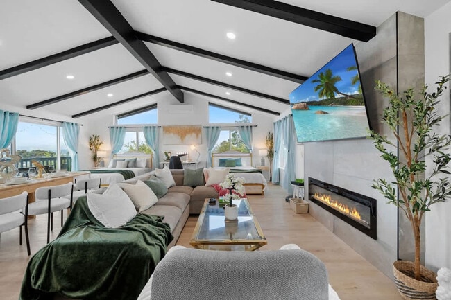 property at 5048 Bluff Pl