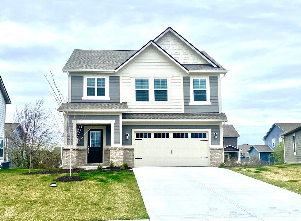 6452 Hawthorne Dr in McCordsville, IN - Building Photo