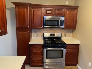 17 Whitman Ave, Unit 2R in Whitman, MA - Building Photo - Building Photo