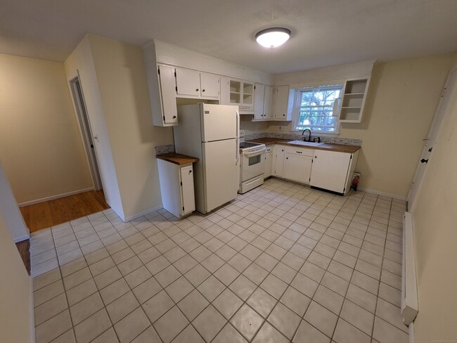 24 College St in Clinton, CT - Building Photo - Building Photo