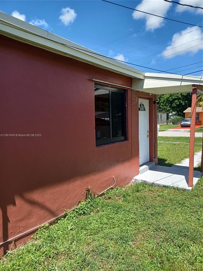 951 NW 34th Terrace in Fort Lauderdale, FL - Building Photo - Building Photo
