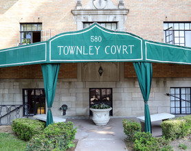 Townley Court Apartments in Columbus, OH - Building Photo - Building Photo