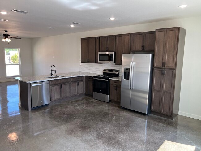 2214 J E Woody Rd in Springtown, TX - Foto de edificio - Building Photo