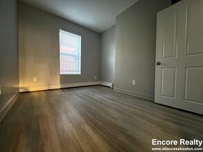 130 Warren St, Unit 1 in Boston, MA - Foto de edificio - Building Photo