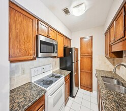 2303 Pine Heights Dr NE, Unit 303 in Atlanta, GA - Foto de edificio - Building Photo