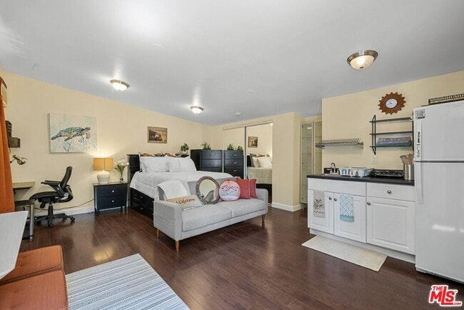 property at 7659 Lindley Ave