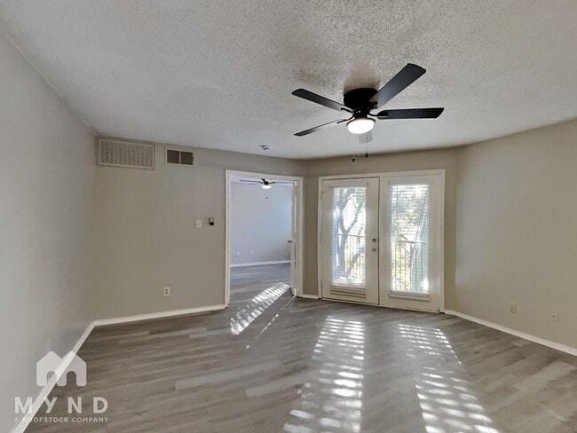 9823 Walnut St in Dallas, TX - Foto de edificio - Building Photo