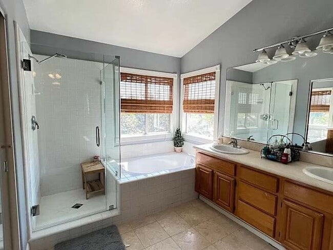 7 Coronado in Lake Forest, CA - Foto de edificio - Building Photo