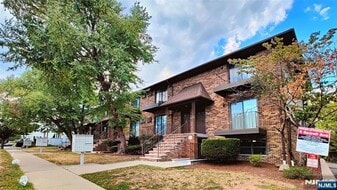 8 Sewall Ave in Clifton, NJ - Building Photo