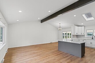 1723 E Grand Ave in Lindenhurst, IL - Foto de edificio - Building Photo
