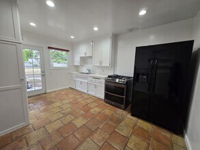 1160 Eighth St in Manhattan Beach, CA - Building Photo - Building Photo